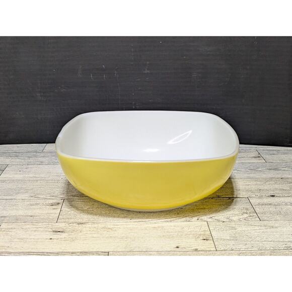 Vintage Pyrex 1.5 Qt. Yellow/White Ovenware USA Hostess Square #515B-015 - Picture 1 of 4